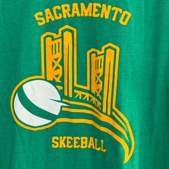 Retro Green Sacramento CA Skeeball Tower Bridge Men’s XL T-Shirt MINTY - Picture 2 of 4